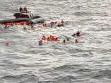 Al menos cinco migrantes han muerto en un naufragio en el Mediterráneo central y Open Arms ha podido rescatar a cerca de un centenar.