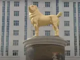 Estatua dorada de un perro de la raza pastor de Asia Central en Turkmenistán.