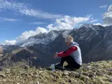 La deportista, profesora de snowboard y responsable de una casa rural en Biescas, Ana Salvador, rodeada de montañas.