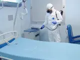 Un sanitario desinfecta una habitación de la planta Covid del hospital Severo Ochoa.