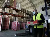 Cada d&iacute;a, 1,8 millones de personas reciben ayuda procedente de alguno de los 54 bancos de alimentos que hay en Espa&ntilde;a a trav&eacute;s de alguna de las 8.053 entidades ben&eacute;ficas que trabajan con ellos. Esta cifra supone un incremento del 40% respecto a antes de la irrupci&oacute;n del coronavirus. La crisis provocada por la Covid ha incrementado de forma alarmante el n&uacute;mero de familias en riesgo de pobreza y es en ese contexto en el que esta semana tiene lugar la Gran Recogida, una campa&ntilde;a previa a la Navidad que en su octava edici&oacute;n llega con novedades para poder adaptarse a las normas de seguridad que impone la pandemia. &#8203; &#8203;Desde el lunes y hasta el domingo, los clientes de las principales cadenas de alimentaci&oacute;n pueden hacer una donaci&oacute;n que esta vez no consiste en la tradicional entrega de v&iacute;veres a la salida del establecimiento. En esta ocasi&oacute;n, la aportaci&oacute;n se hace al pasar por caja a&ntilde;adiendo al ticket de compra la cantidad de dinero que se desee. Para informar de este cambio, durante el fin de semana, 35.000 voluntarios se distribuir&aacute;n entre los 11.000 puntos de recogida participantes. El plazo para apuntarse y colaborar en esa labor todav&iacute;a est&aacute; abierto.