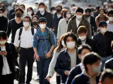Ciudadanos con mascarillas por la pandemia del coronavirus, en Tokio, Japón.