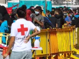 Inmigrantes en el muelle de Arguineguín, Gran Canaria.