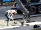 Unos trabajadores echan cemento en un una obra en Las Palmas de Gran Canaria.