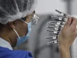 Un trabajador realiza tareas de control de calidad de la vacuna china del fabricante Sinovac.