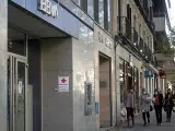 Imagen de una oficina del BBVA junto a una del Sabadell en la calle Génova de Madrid.