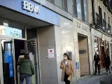Una oficina de BBVA y otra de Banco Sabadell en la calle Génova de Madrid.