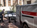 Un trabajador de una funeraria transporta un cadáver en el mortuorio del Hospital General de Valencia.