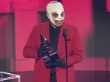 El cantante The Weeknd fue premiado este domingo en los American Music Award por el mejor álbum de soul / R & B, un galardón que recogió con la cabeza y la cara vendadas, como si acabara de hacerse una rinoplastia.