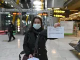 Una joven muestra el resultado de su PCR a su llegada al aeropuerto Adolfo Suárez-Barajas en Madrid.