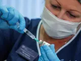 Una trabajadora sanitaria manipula una vacuna.