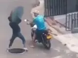 Un vídeo que muestra el momento en el que un hombre intenta robar la tapa de una alcantarilla, en Colombia, y acaba con un final inesperado se ha vuelto todo un fenómeno en las redes sociales.