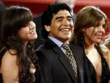 Diego Maradona y sus hijas Giannina (izquierda) y Dalma (derecha).