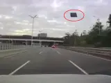 En las redes sociales chinas circulan unas imágenes en las que se aprecia cómo el techo de un Tesla Model S se desprende del vehículo en medio de una autopista y vuela como un pájaro.