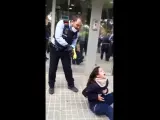 Captura del vídeo de la actuación policial contra la joven en Sabadell.