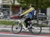 Un hombre monta en una bicicleta de BiciMAD. En Madrid (España), a 22 de abril de 2020.
