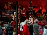 Un grupo de turistas pasa por delante del escaparate navideño de Macy's en una ciudad inusualmente vacía.