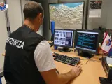 Un agente de la Ertzaintza durante la investigación.