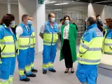 La presidenta madrileña, Isabel Díaz Ayuso, conversa con varios sanitarios en el interior del hospital de Emergencias Enfermera Isabel Zendal.