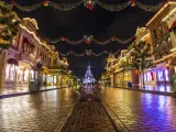 Una imagen de archivo del parque de Disneyland Paris engalanado para las navidades.