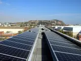 Placas fotovoltaicas instaladas en el tejado de la estaci&oacute;n de metro de la Zona Franca de Barcelona.