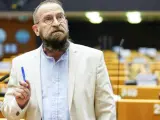 David Manzheley, el propietario del apartamento de la orgía de Bruselas del pasado viernes en la que 25 hombres fueron multados por no respetar las normas anti-covid, dijo este miércoles a Efe que era la primera vez que el eurodiputado húngaro József Szájer acudía a una de sus "fiestas". ​ ​El escándalo llevó a dimitir y pedir disculpas a Szájer, de 59 años, que además de miembro destacado del Fidesz del primer ministro, Viktor Orbán, y esposo de una jueza del Tribunal Constitucional de Hungría es también uno de los redactores de la Constitución húngara de 2011, que describe el matrimonio como el enlace entre un hombre y una mujer, con lo que veta las bodas homosexuales. ​ ​Según Manzheley, el pasado viernes fue la primera vez que Szájer apareció en una de sus fiestas, un tipo de reunión que afirmó que son muy recurrentes en Bruselas y que se organizan "a través de una aplicación para eventos de sexo en grupo".