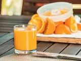 Es un complemento perfecto a un desayuno equilibrado, ya que contiene vitamina C, muy beneficiosa para el organismo. Evidentemente comer la naranja sin hacer zumo también es buena idea.