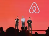 De izquierda a derecha, los cofundadores de Airbnb: Joe Gebbia (CPO), Nathan Blecharczyk (CTO) y Brian Chesky (CEO).