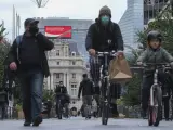 Varios ciclistas y peatones transitan por una calle de Bruselas (Bélgica).