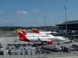 Aviones de Iberia estacionados en la T-4 de Madrid