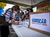 Ciudadanos venezolanos participan en la votación de la consulta popular promovida por el líder opositor venezolano Juan Guaidó.