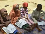 Varios niños estudiando en Nigeria.