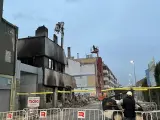 La nave incendiada en Badalona (Barcelona) está siendo derribada por una empresa especializada, el 14 de diciembre de 2020.