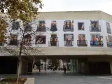 El MuVIM recobrix la façana que dóna al Jardí de la Cultura amb una gran obra mural de l'artista valencià Vinz Feel Free, en la qual rememora els dies de confinament