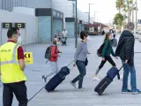 Llegada de turistas al aeropuerto de Tenerife Sur.