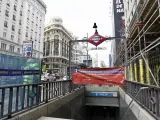 Uno de los accesos de la estación de metro de Gran Vía cerrado por las obras que se están acometiendo.