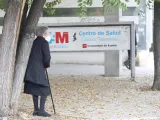 Una anciana espera en las inmediaciones del Centro de Salud Doctor Tamames, en la zona b&aacute;sica de salud de Doctor Mamames, en Coslada.