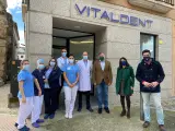 El alcalde de Plasencia, acompañado de varios concejales, visita la clínica Vitaldent de la localidad
