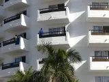 Fachada y balcones del hotel Waikiki donde han acogido a decenas de migrantes