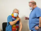 Ian McKellen posando tras recibir la vacuna
