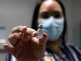 Una enfermera muestra la vacuna contra la COVID-19 de los laboratorios Pfizer/BioNTech.
