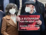 La exministra de Sanidad y actual secretaria de Sanidad de la Comisión Ejecutiva Federal del PSOE, María Luisa Carcedo (i), junto a Ángel Hernández, el hombre que ayudó a morir a su mujer, enferma de esclerosis múltiple.