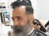 En las redes sociales se ha hecho viral la increíble cambio de João Coelho Guimarães, un brasileño de 45 años de edad que vive en la calle, al que un habilidoso peluquero le hizo un cambio de look radical.