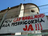 La Capella de la Miseric&ograve;rdia con una pancarta que reclama que se haga el CAP Raval Nord, en una imagen del 28 de marzo de 2019.