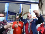 Celebración en el despacho de loterías "Los Manolos" de Salamanca este martes tras conocerse que han vendido quince décimos de El Gordo, el número 72897.