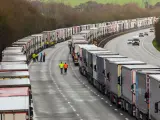 Camiones aparcados en Kent aguardando cruzar hacia Francia.