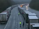 Miles de camioneros españoles continúan atrapados en la frontera entre Reino Unido y Francia