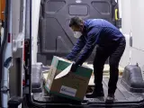 Un operario entrega una caja con dosis de la vacuna de Pfizer y BioNTech en la residencia Los Olmos, el primer día de vacunación contra la Covid-19 en España.