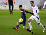 Pedri y Sergio, en una jugada del Barça vs Eibar.