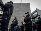 Agentes de la Ertzaintza frente a la comisaría de San Sebastián para ofrecer sus condolencias a la familia del agente fallecido.